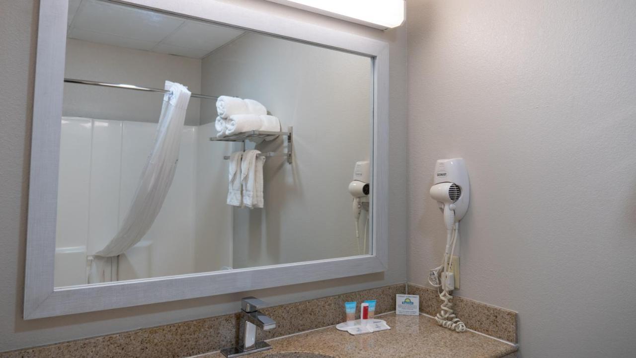Days Inn & Suites By Wyndham Savannah North I-95 Port Wentworth Dış mekan fotoğraf