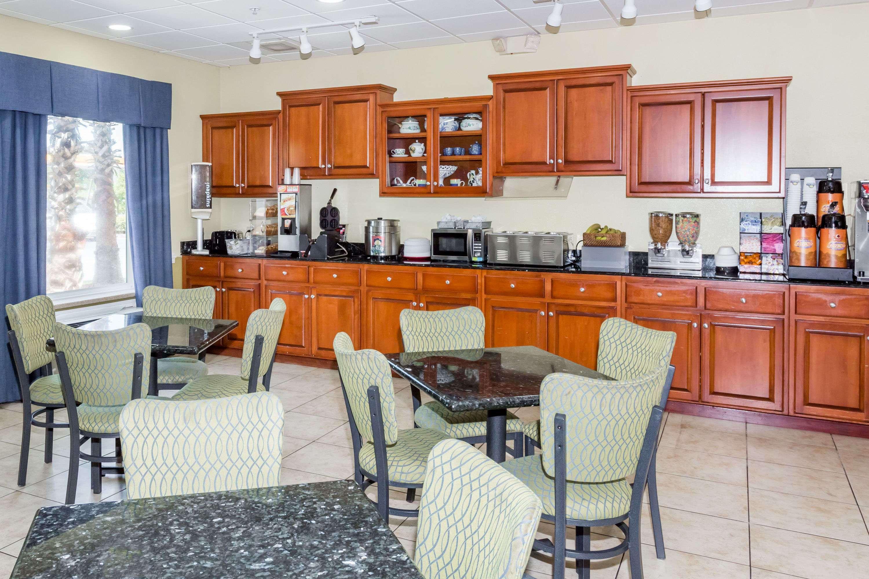 Days Inn & Suites By Wyndham Savannah North I-95 Port Wentworth Dış mekan fotoğraf